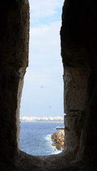 カイトベイ要塞の窓からアレキサンドリアを一望0003.jpg